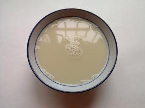 加入温水混合均匀，