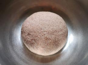 揉成光滑的面团，盖上保鲜膜发酵至两倍大。