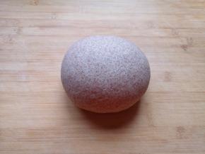 将发酵好的面团揉光排气。