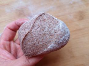 看看切面，面团一定要揉到切开以后里面没有大气孔。