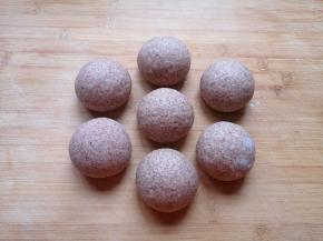 将分好的小剂子揉光滚圆。