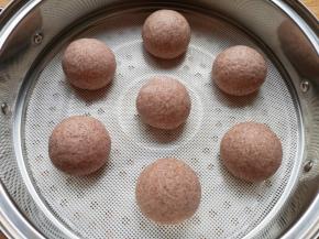 蒸锅内放水，篦子上铺上硅胶垫，放上做好的馒头生胚，盖上锅盖二次发酵10分钟左右，凉水上锅，上汽后转中火蒸18分钟关火，焖5分钟左右出锅。