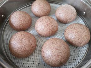 黑麦粉大馒头出锅了。