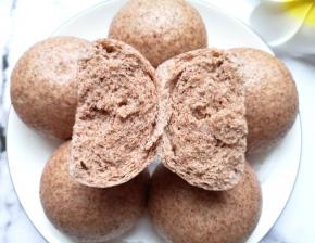 掰开看看里面，空口就可以吃两个。