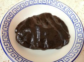 准备好枣泥馅。