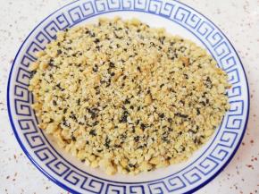 各种果仁装进保鲜袋用擀面杖压碎，加入到枣泥馅里面，带上一次性手套抓匀。