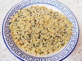 各种果仁装进保鲜袋用擀面杖压碎，加入到枣泥馅里面，带上一次性手套抓匀。