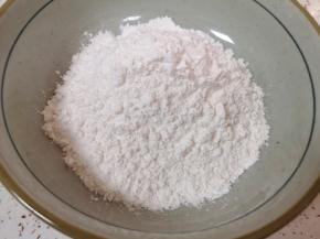 准备好糯米粉。