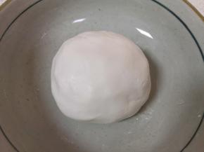 加入温水和成糯米面团。