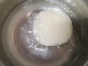 取50g糯米面团出来，用手捏成饼状，放入烧开的水里煮至飘起。
