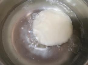 取50g糯米面团出来，用手捏成饼状，放入烧开的水里煮至飘起。