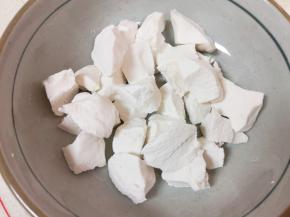 剩下的糯米面团掰成小块放在大碗里。