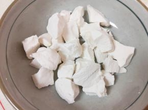 剩下的糯米面团掰成小块放在大碗里。