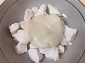 将煮好的糯米面团捞出，和小块的糯米面团放在一起。