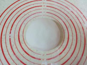 继续揉成糯米面团，揉的过程中比较粘手，可以撒一些干糯米粉。