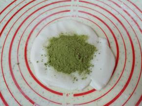 揉好的糯米面团分一半出来，加入菠菜粉。