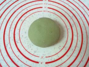 揉成绿色的糯米面团。