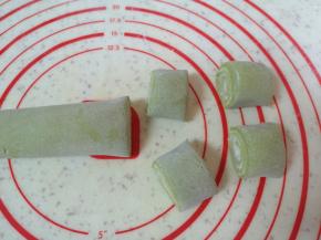 将两种糯米面皮卷起来，切成18g左右一份。