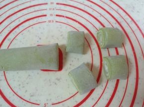 将两种糯米面皮卷起来，切成18g左右一份。
