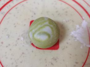 收好口滚圆，一个汤圆就做好了。