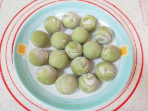 依次做好剩下的汤圆，用边角料揉成的糯米面团同样分成18g左右一份，压扁包成汤圆。