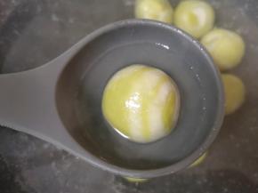 锅内放水烧开，下入做好的汤圆煮熟。