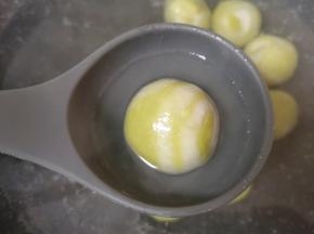 锅内放水烧开，下入做好的汤圆煮熟。