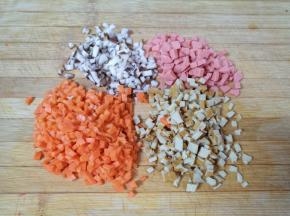 香菇、胡萝卜和豆腐干洗干净切碎，火腿肠去掉外包装切碎。