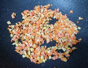 翻炒一分钟左右。