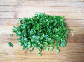 芹菜叶洗干净切碎。