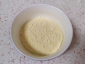 准备好玉米饺子粉。