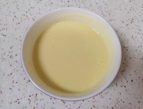 加入水搅拌成糊状。