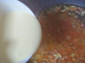 锅开以后将玉米面糊倒入锅里。