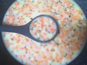 用勺子搅拌均匀烧开，小火煮3-5分钟。