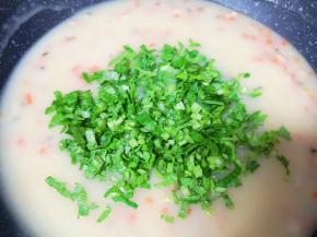 下入芹菜叶。