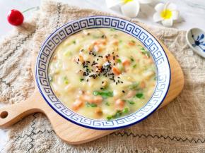 盛入碗中，撒上熟黑芝麻。