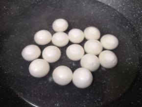 锅内放水烧开，下入汤圆煮熟。