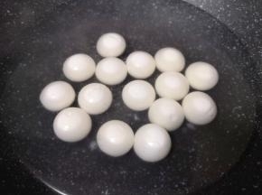 锅内放水烧开，下入汤圆煮熟。