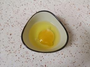 鸡蛋打散。