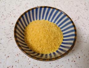 准备好面包糠（建议用黄色的面包糠，炸出来颜值更高）。