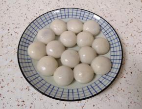 将煮熟的汤圆捞出。