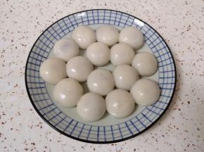 将煮熟的汤圆捞出。