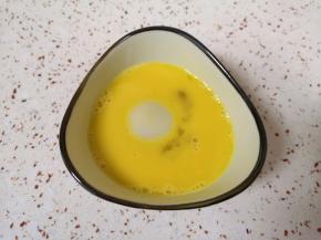 夹一个煮好的汤圆放入蛋液里面浸泡几秒。