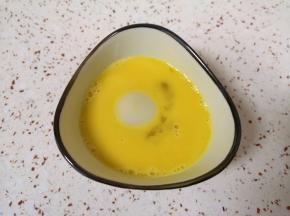 夹一个煮好的汤圆放入蛋液里面浸泡几秒。