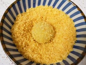 夹出放入面包糠里面，沾满面包糠。