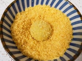 夹出放入面包糠里面，沾满面包糠。