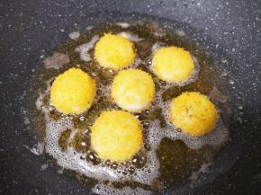 炸至金黄色捞出。