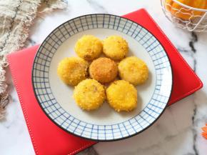 用厨房用纸吸一下多余的油装盘。