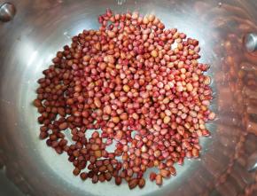 泡好的红豆清洗干净放入锅里。
