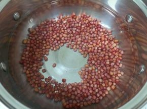 加入水大火烧开，转中小火煮至红豆开花（大概需要35-40分钟）。